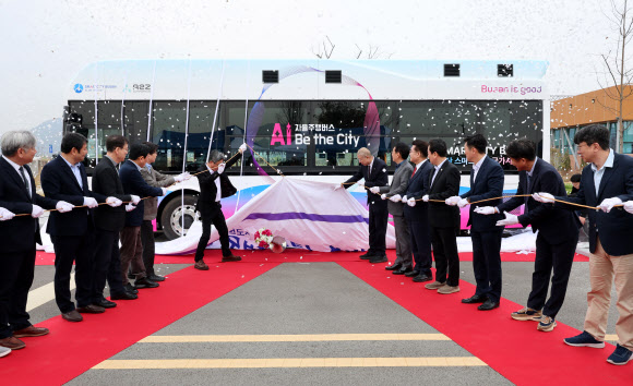 30일 오전 부산 강서구 에코델타 스마트시티의 자율주행 모빌리티 서비스 오픈식이 열린 에코델타시티 스마트시티 랩에서 박형준 부산시장 등 참석자들이 제막식을 하고 있다.  자율주행 버스는 다음 달부터 주거지역과 스마트빌리지 어반테크하우스를 연결하는 왕복 약 10km, 9개 정류장 구간을 중심으로 시범 운행될 예정이다. 2026.3.30 연합뉴스