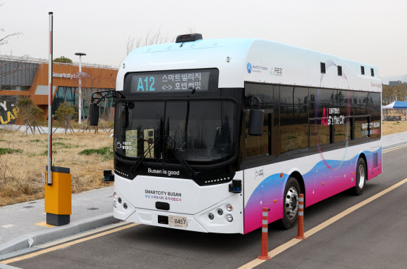 부산 강서구 에코델타 스마트시티의 자율주행 모빌리티 서비스 오픈식이 30일 오전 에코델타시티 스마트시티 랩에서 열렸다. 사진은 자율주행 버스 운행 모습. 자율주행 버스는 다음 달부터 주거지역과 스마트빌리지 어반테크하우스를 연결하는 왕복 약 10km, 9개 정류장 구간을 중심으로 시범 운행될 예정이다. 2026.3.30 연합뉴스