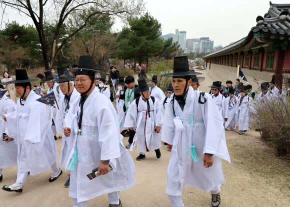 30일 서울 경복궁에서 열린 제6회 퇴계선생 마지막 귀향길 재현행사에서 귀향길 재현 일행이 사정전 일원에서 출발하고 있다. 2026.3.30  연합뉴스