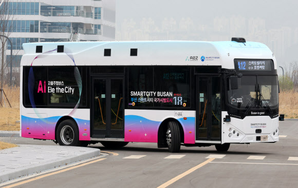 부산 강서구 에코델타 스마트시티의 자율주행 모빌리티 서비스 오픈식이 30일 오전 에코델타시티 스마트시티 랩에서 열렸다. 사진은 자율주행 버스 운행 모습. 자율주행 버스는 다음 달부터 주거지역과 스마트빌리지 어반테크하우스를 연결하는 왕복 약 10km, 9개 정류장 구간을 중심으로 시범 운행될 예정이다. 2026.3.30 연합뉴스