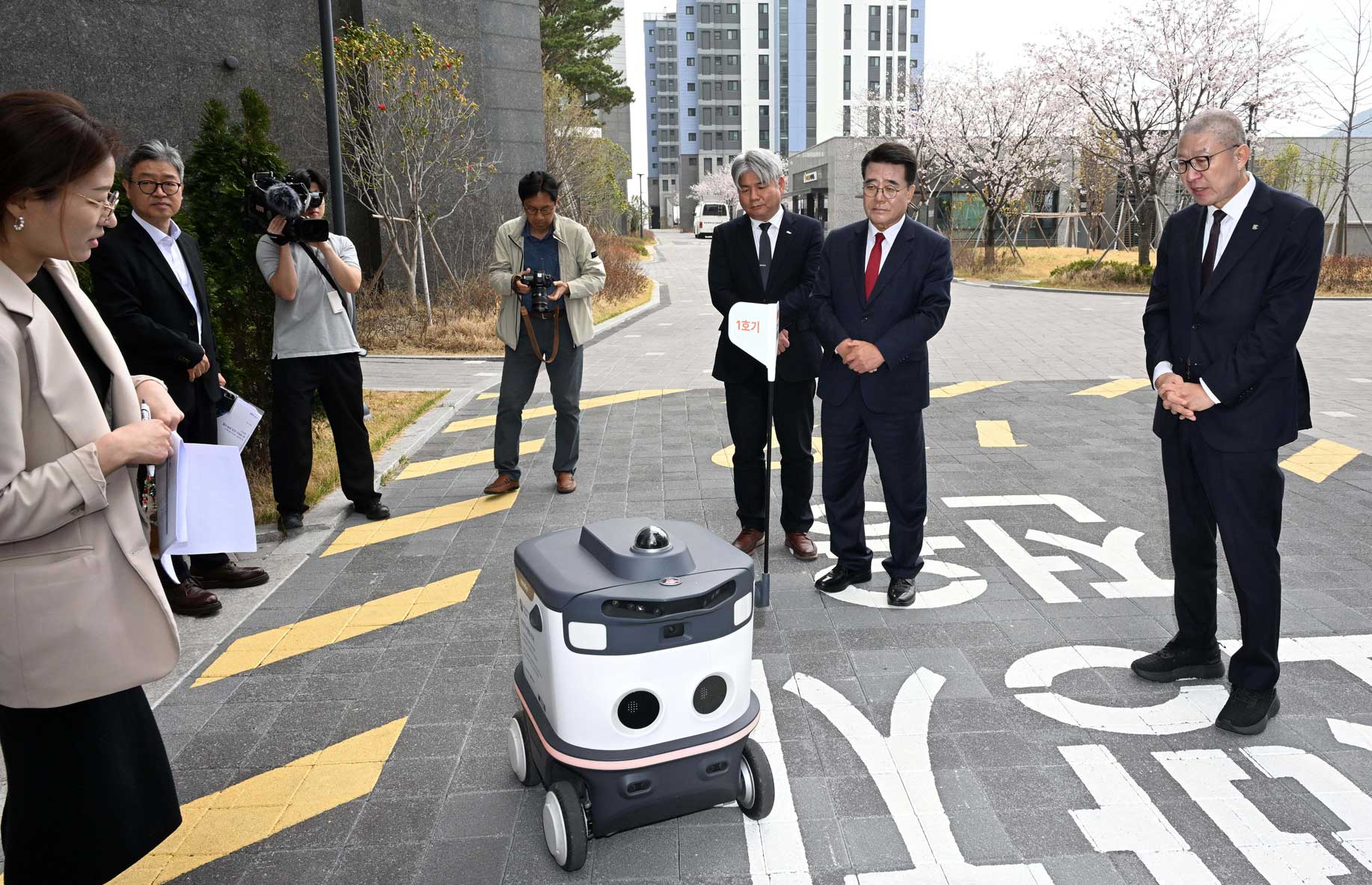 박형준 부산시장이 30일 부산 강서구 에코델타시티 스마트시티랩에서 열린 자율주행 모빌리티 서비스 오픈식을 마친 후 아파트 단지에서 안전 관리를 위한 ‘순찰 로봇’ 시연을 보고 있다. 2026.3.30. 뉴스1