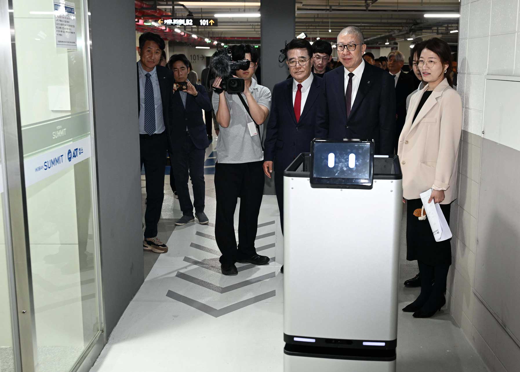 박형준 부산시장이 30일 부산 강서구 에코델타시티 스마트시티랩에서 열린 자율주행 모빌리티 서비스 오픈식을 마친 후 아파트 단지에서 짐 운반을 지원하는 ‘짐 캐리 로봇’ 시연을 보고 있다. 2026.3.30/]. 뉴스1