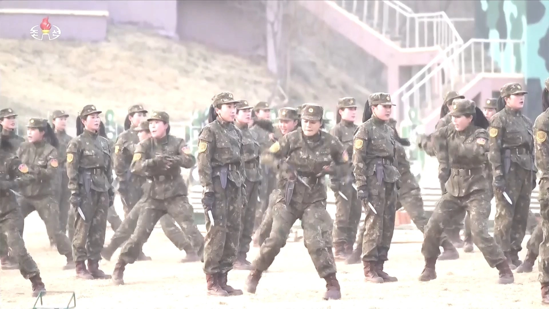 북한 특수부대 여성 군인들, 단검으로 상대방 제압  김정은 북한 국무위원장이 특수작전 훈련기지에서 특수부대의 훈련 참관시 여성 특수부대원들 훈련 모습을 조선중앙TV가 29일 방영했다. 훈련에서 여성 특수부대원들은 단검으로 상대방을 제압하는 훈련 시범을 보였다. [조선중앙TV 화면] 2026.3.30 연합뉴스