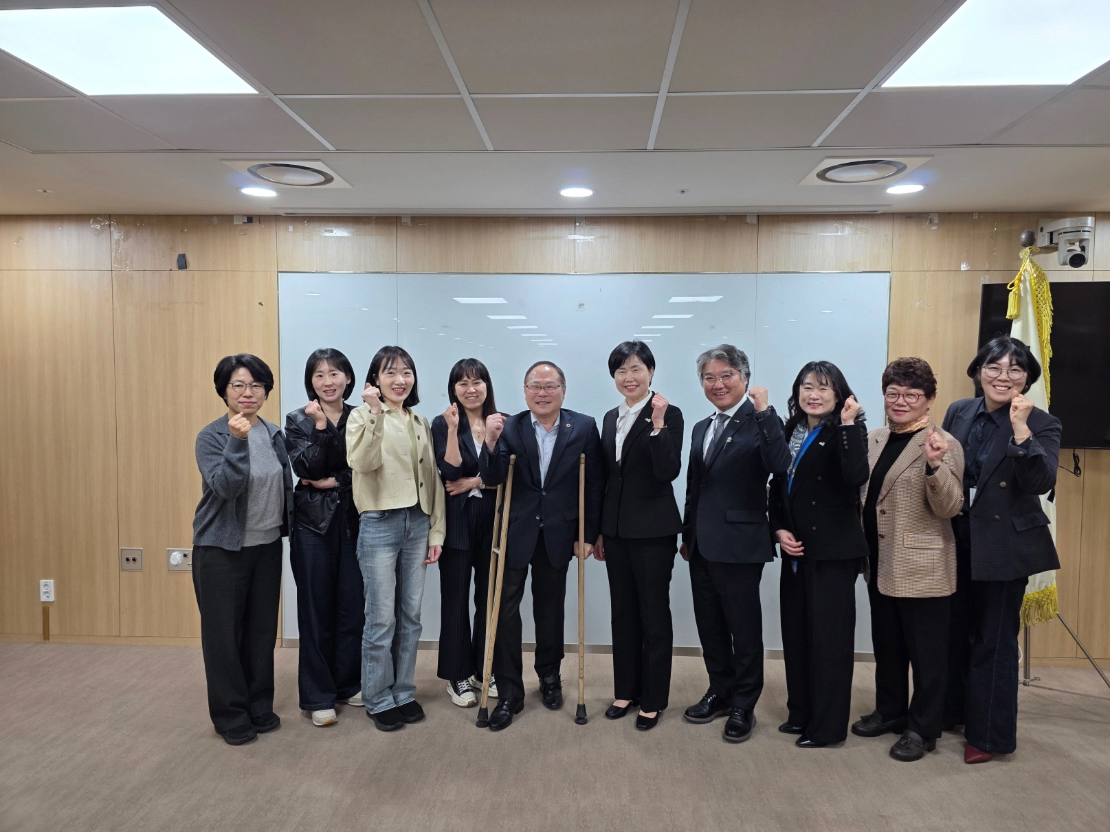 박재용 의원과 경기도청 복지정책과·보건의료정책과 관계자, 경기복지재단, 경기도사회서비스원, 경기도간호조무사회 관계자 등 정담회 참석자들이 기념촬영을 하고 있다.(사진=경기도의회)
