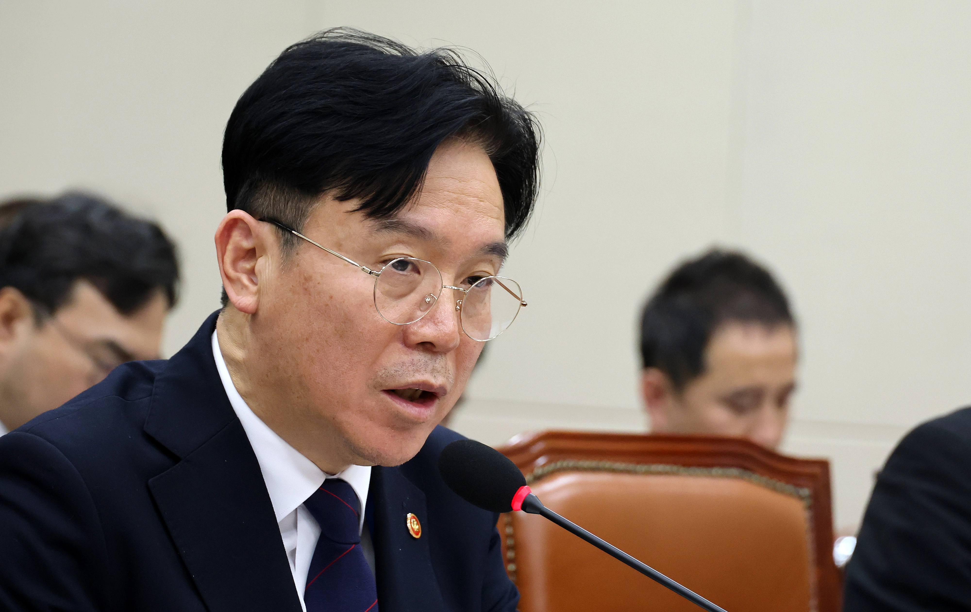 김영훈 고용노동부 장관이 지난 25일 국회에서 열린 기후에너지환경노동위원회 전체회의에서 의원 질의에 답하고 있다. 연합뉴스