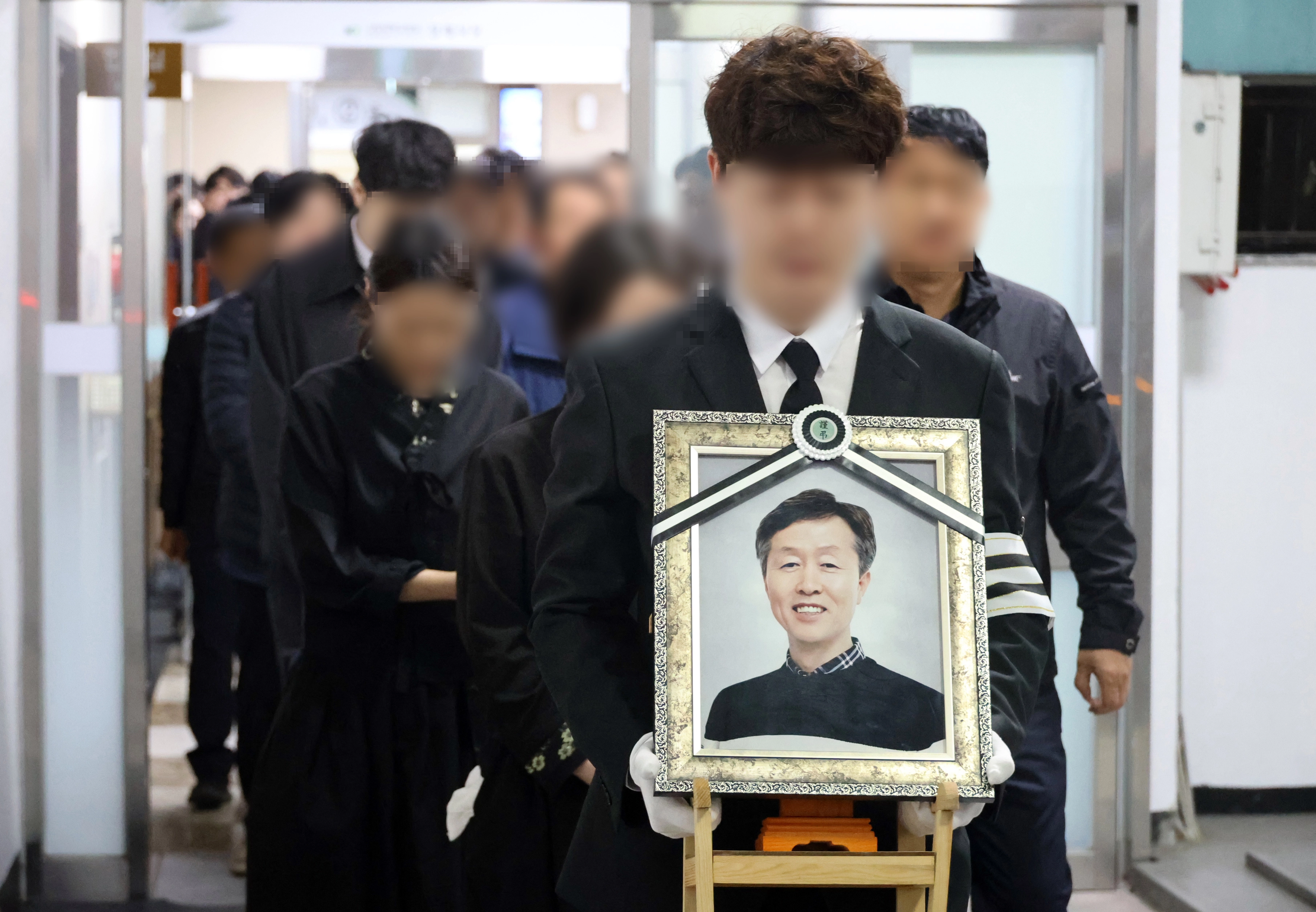 30일 대전의 한 장례식장에서 안전공업 화재 참사 희생자의 마지막 발인이 엄수되고 있다.  연합뉴스