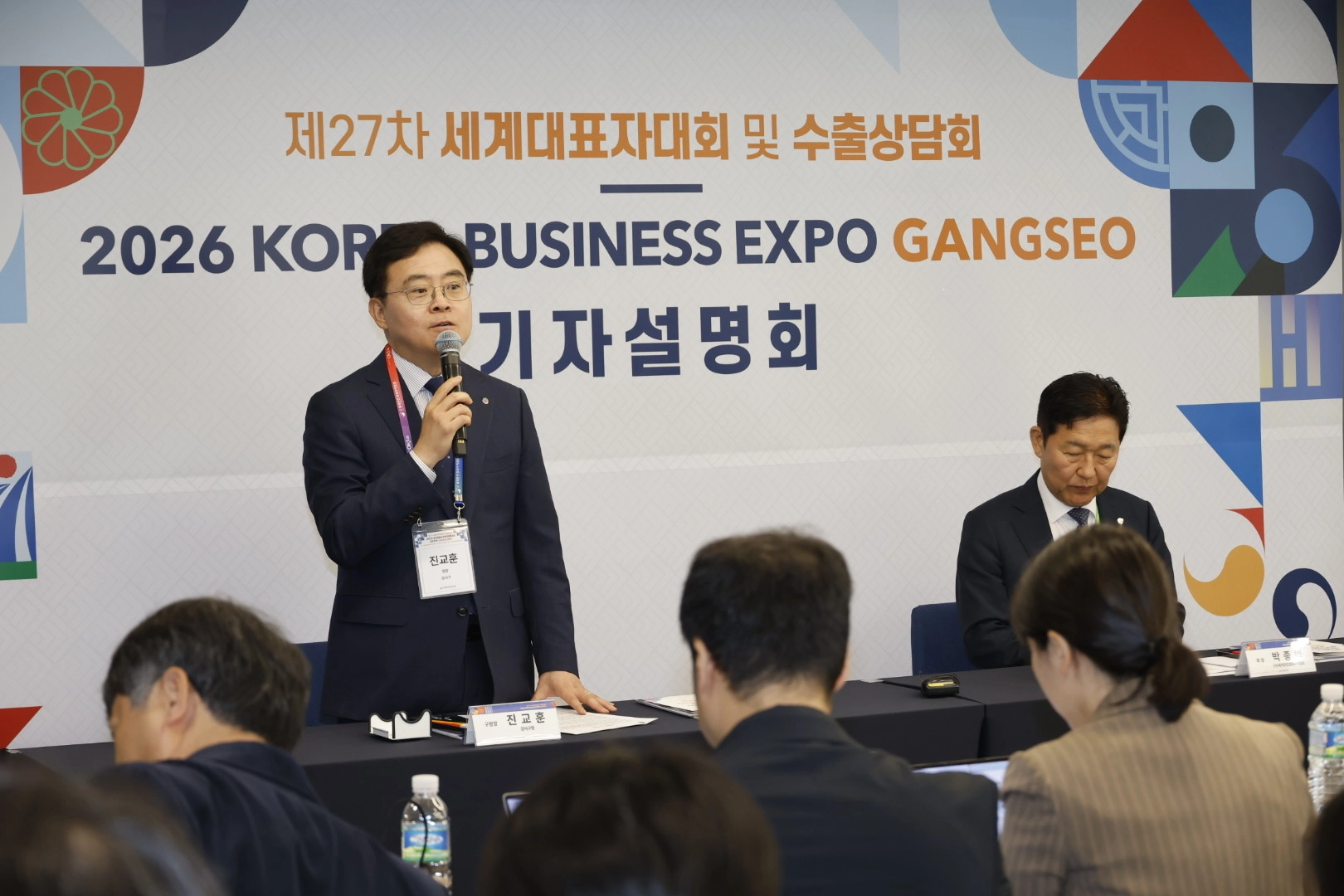 진교훈(왼쪽) 서울 강서구청장이 31일 오전 서울 강서구 마곡동 코엑스 마곡에서 열린 ‘한국 비즈니스 엑스포 강서’ 기자셜명회에서 인사말을 하고 있다. 오른쪽은 박종범 세계한인경제무역협회 회장
강서구 제공