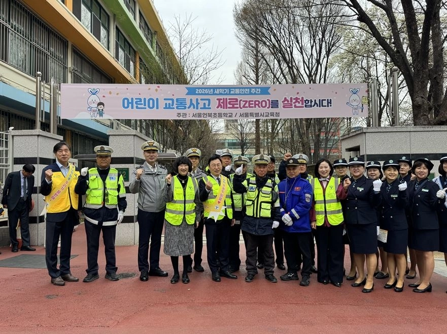 지난 30일 열린 ‘1학기 교통안전 합동 캠페인’에서 참석자들이 기념촬영을 하고 있다.