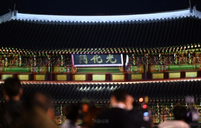 광화문 현판의 현재 모습. 일본 와세다대 소장 ‘경복궁 영건일기’ 기록에 따라 ‘흑질금자’(검정 바탕에 금색 글씨)로 한자 현판을 복원했다. 서울신문DB