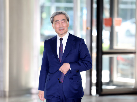 신현송 한국은행 총재 후보자가 31일 서울 중구 한화금융플라자에 마련된 인사청문회 준비 사무실로 출근하고 있다. 2026.3.31  연합뉴스