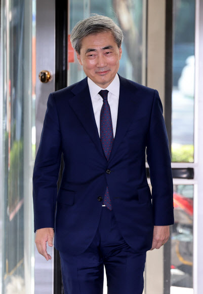 신현송 한국은행 총재 후보자가 31일 서울 중구 한화금융플라자에 마련된 인사청문회 준비 사무실로 출근하고 있다. 2026.3.31  연합뉴스