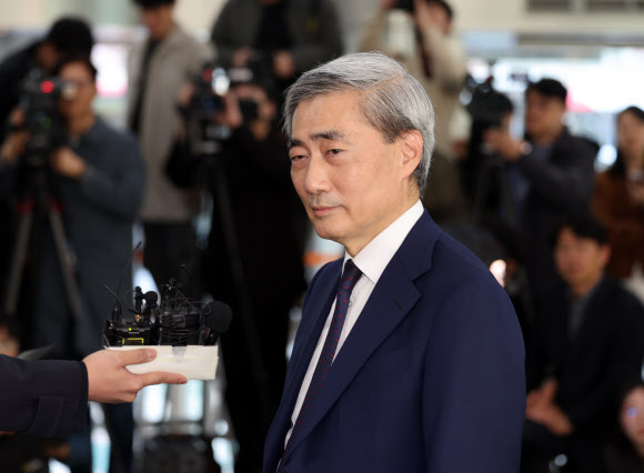 신현송 한국은행 총재 후보자가 31일 서울 중구 한화금융플라자에 마련된 인사청문회 준비 사무실로 출근하며 취재진의 질문을 듣고 있다.  2026.3.31  연합뉴스