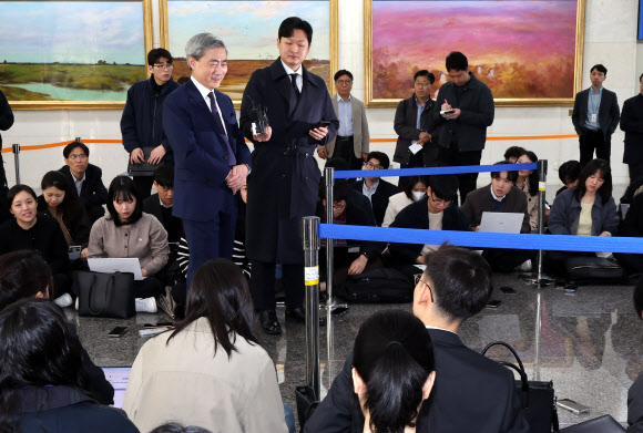 신현송 한국은행 총재 후보자가 31일 서울 중구 한화금융플라자에 마련된 인사청문회 준비 사무실로 출근하며 취재진의 질문에 답하고 있다. 2026.3.31  연합뉴스