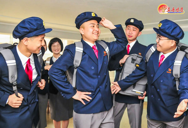 노동신문은 31일 “전국의 각급 학교 학생들에게 새 교복과 신발, 가방을 비롯한 학용품이 공급돼 학생들이 기쁨 속에 새 학기를 맞이하고 있다”고 보도했다. 평양 노동신문 뉴스1