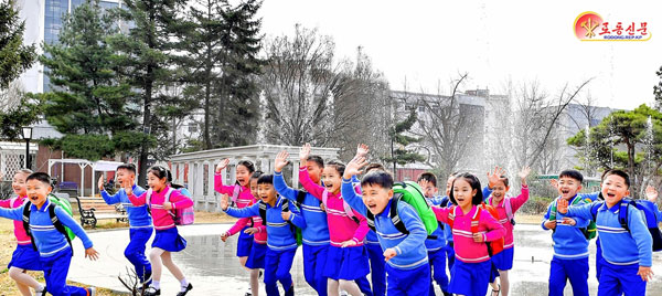 노동신문은 31일 “전국의 각급 학교 학생들에게 새 교복과 신발, 가방을 비롯한 학용품이 공급돼 학생들이 기쁨 속에 새 학기를 맞이하고 있다”고 보도했다. 평양 노동신문 뉴스1
