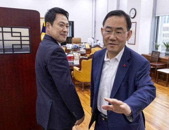 국민의힘 장동혁 대표(왼쪽)가 31일 국회 본회의 도중 6ㆍ3 지방선거 대구시장 선거 후보에서 탈락해 법원에 효력정지 가처분을 신청한 주호영 국회 부의장을 만나기 위해 주 부의장의 집무실로 들어서고 있다. 2026.3.31 연합뉴스