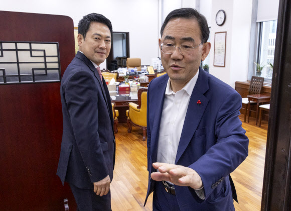 국민의힘 장동혁 대표(왼쪽)가 31일 국회 본회의 도중 6ㆍ3 지방선거 대구시장 선거 후보에서 탈락해 법원에 효력정지 가처분을 신청한 주호영 국회 부의장을 만나기 위해 주 부의장의 집무실로 들어서고 있다. 2026.3.31 연합뉴스