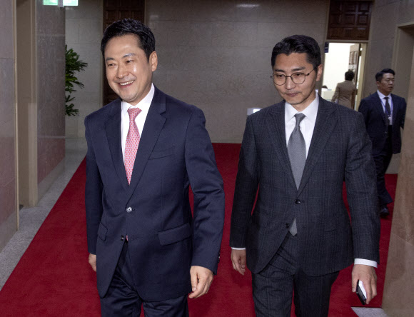 국민의힘 장동혁 대표가 31일 국회 본회의 도중 6ㆍ3 지방선거 대구시장 선거 후보에서 탈락해 법원에 효력정지 가처분을 신청한 주호영 국회 부의장을 만나기 위해 이동하고 있다. 2026.3.31 연합뉴스