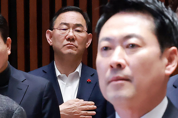 국민의힘 장동혁 대표가 31일 국회에서 열린 의원총회에 참석해 국기에 경례하고 있다. 왼쪽은 주호영 국회부의장. 2026.3.31 연합뉴스