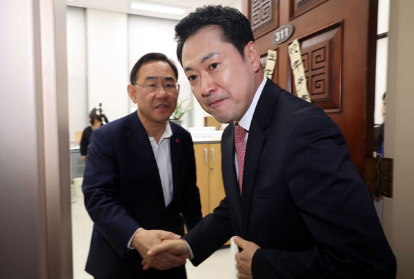 장동혁 국민의힘 대표가 31일 오후 서울 여의도 국회부의장실에서 주호영 의원과 대구시장 공천 관련 비공개 면담을 마치고 나오며 악수를 하고 있다. 2026.03.31. 뉴시스