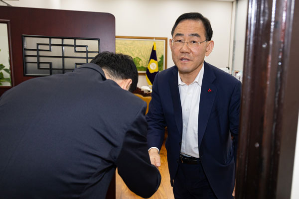 국민의힘 대구시장 경선에서 컷오프(공천배제)된 주호영 국회부의장이 31일 서울 여의도 국회에서 장동혁 국민의힘 대표와 만나 인사하고 있다. 2026.3.31 뉴스1