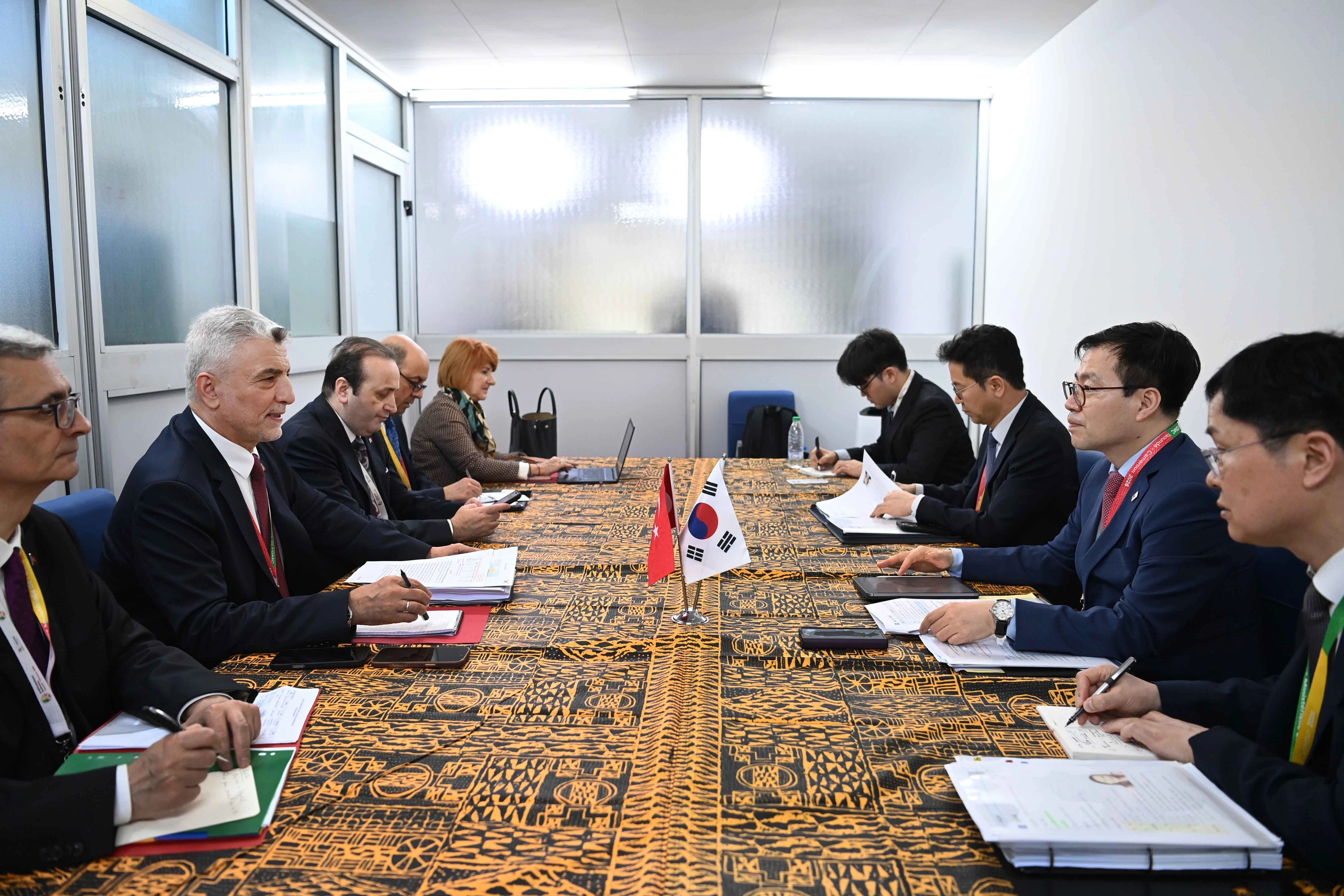 여한구 통상교섭본부장, 튀르키예 무역부 장관 면담  여한구 산업통상부 통상교섭본부장이 지난달 26일(현지시간) 카메룬 야운데에서 제14차 각료회의 참석, 오머 볼라트 튀르키예 무역부 장관과 면담하고 있다. 산업통상부 제공