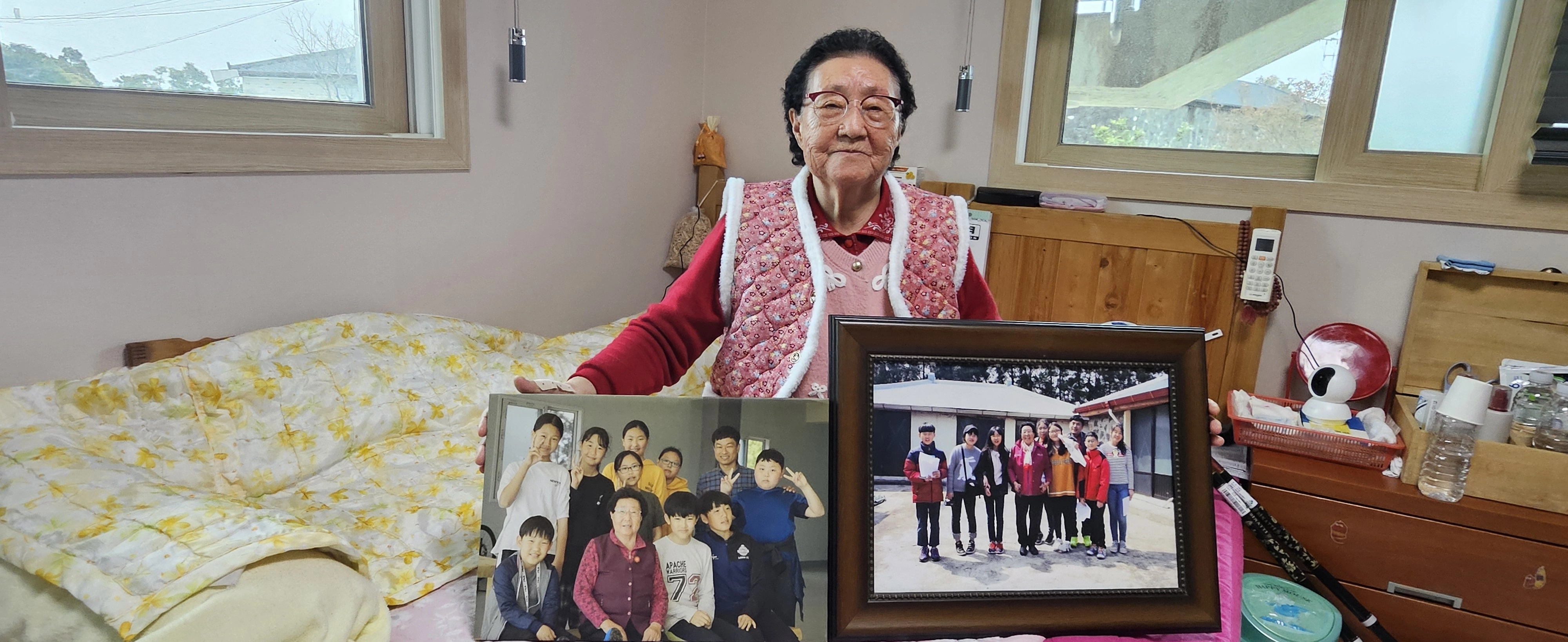 4·3 의인으로 선정된 일명 ‘몰라구장’ 김성홍씨의 딸 복순씨가 서귀포시 남원읍 신흥리 자택에서 학생들이 방문해 함께 찍었던 사진 액자를 든 채 4·3의 아픔을 회상하고 있다.