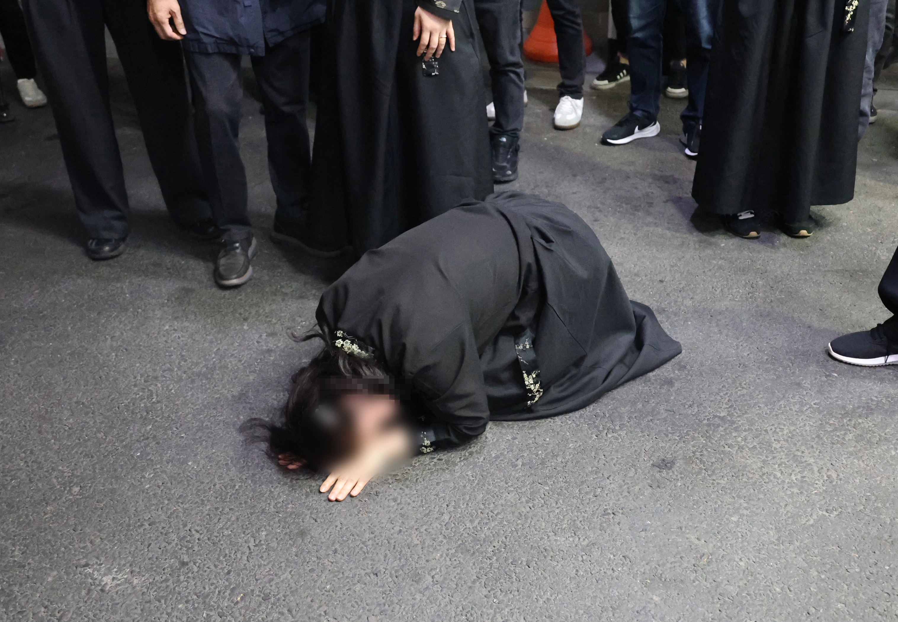 무너져 내린 안전공업 희생자 유가족  지난달 30일 대전의 한 장례식장에서 안전공업 화재 참사 희생자의 마지막 발인이 엄수된 가운데 희생자의 아내가 끝내 바닥에 주저앉아 오열하고 있다. 연합뉴스