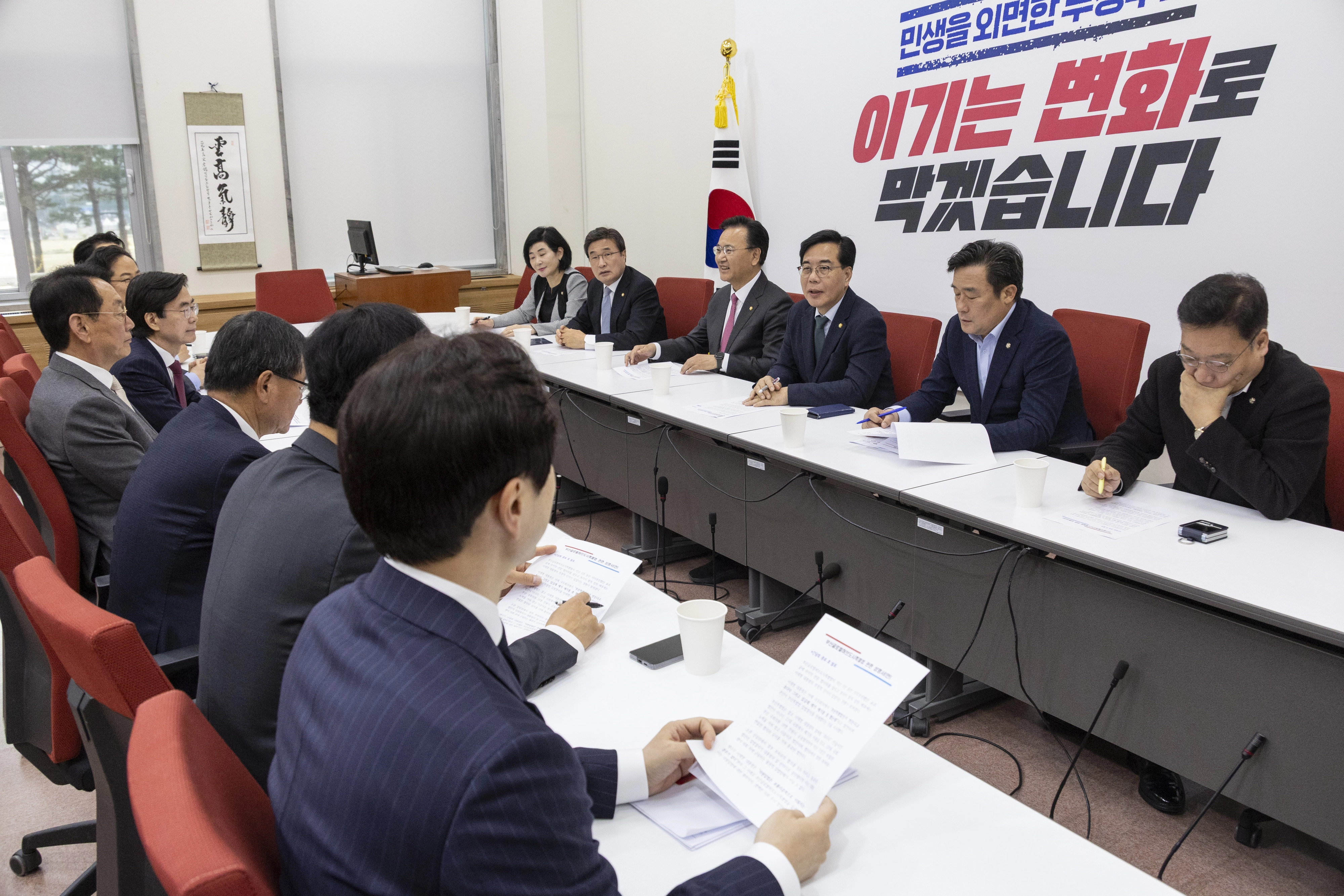 ‘부산특별법’ 처리 난항, 국민의힘 원내지도부·부산 지역 의원들 대책회의  ‘부산 글로벌허브도시 조성에 관한 특별법’ 처리가 난항을 겪고 있는 1일 오후 국민의힘 송언석 원내대표를 비롯한 원내지도부와 부산 지역 의원들이 국회에서 모여 대책을 논의하고 있다. 이재명 대통령은 지난 31일 ‘부산 글로벌허브도시 조성에 관한 특별법과 관련해 “의원 입법이 포퓰리즘적으로 이뤄지는 경우가 가끔 있다”고 말하며 다른 지역과의 형평성 문제와 정부의 부담이 있다고 지적했다. 연합뉴스