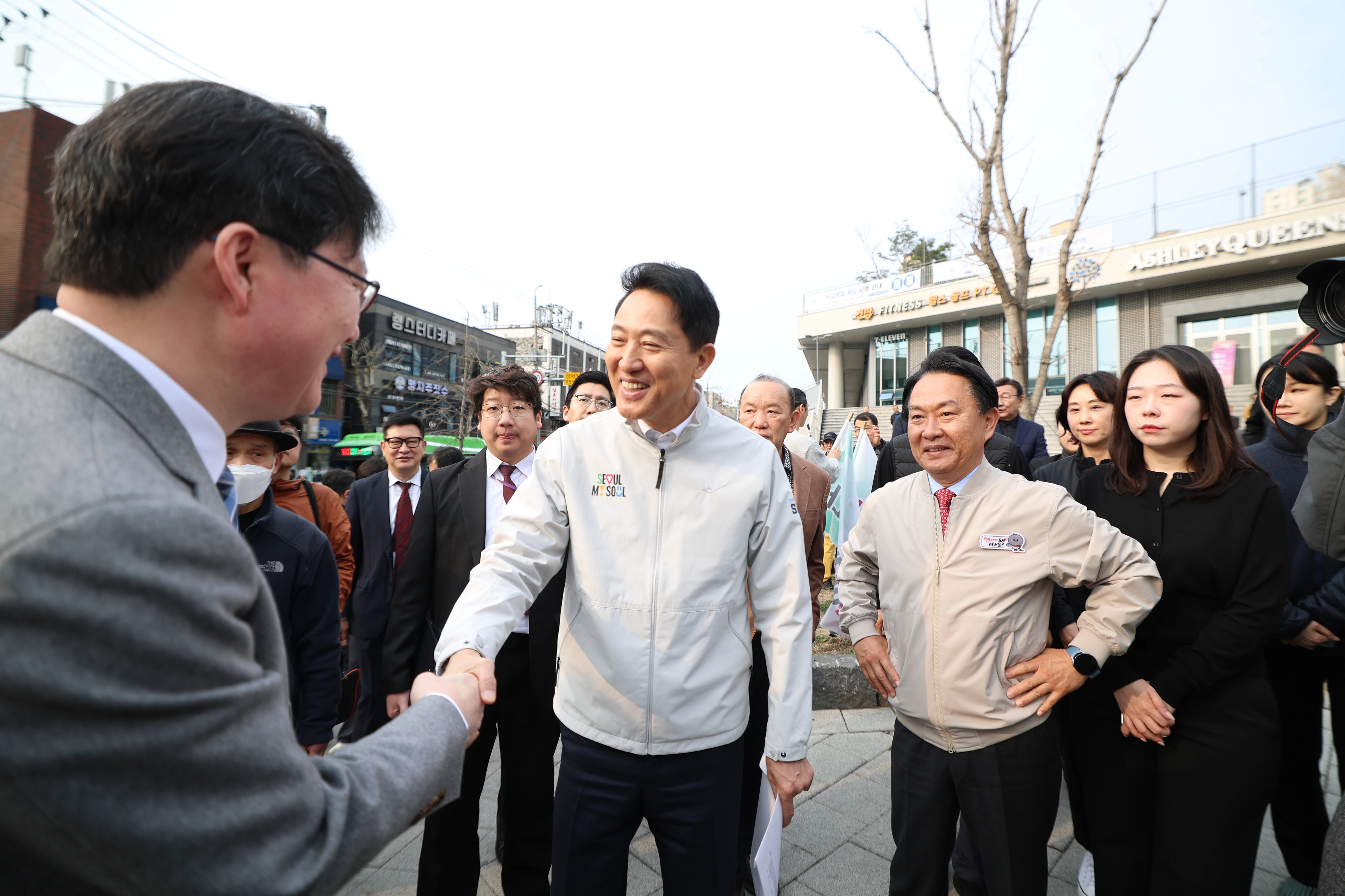 오세훈(오른쪽 세 번째) 서울시장이 1일 서울 서대문구 명지대 인근을 찾아 서부선 추진현황을 발표하고 관계자와 인사하고 있다. 오른쪽 두 번째는 이성헌 서대문구청장. 
서대문구 제공