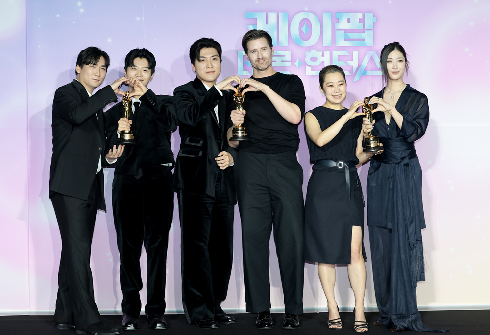 IDO 남희동(왼쪽부터)과 이유한, 곽중규, 크리스 애플한스 감독, 매기 강 감독, 이재가 1일 서울 용산구 CGV 용산아이파크몰에서 열린 넷플릭스 영화 ‘케이팝 데몬 헌터스’ 아카데미 수상 기념 기자간담회에 참석해 포즈를 취하고 있다. 
뉴스1