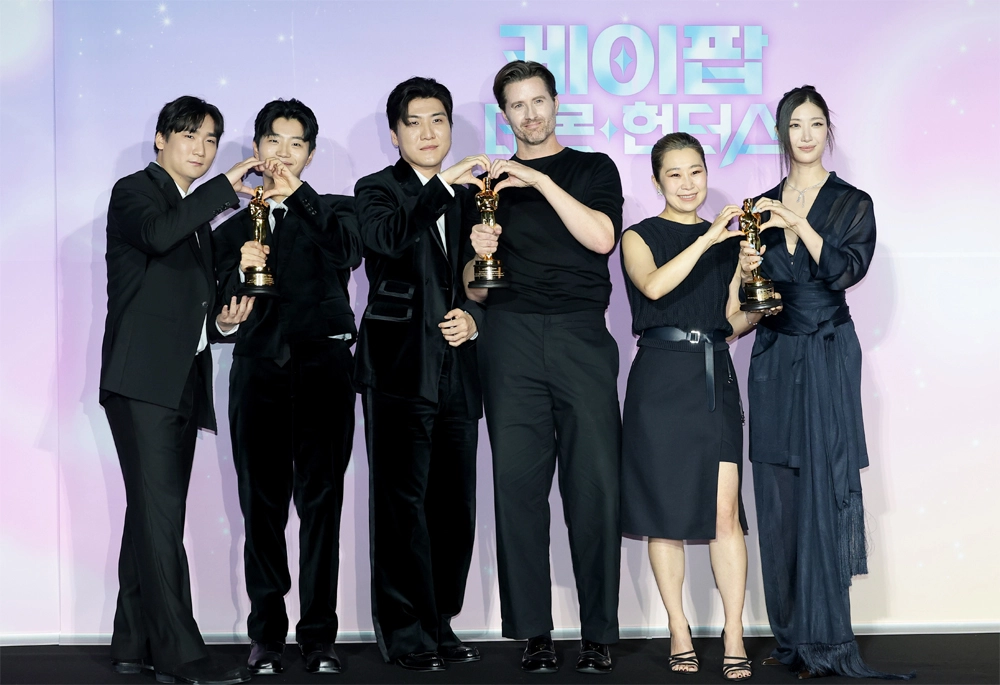 IDO 남희동(왼쪽부터)과 이유한, 곽중규, 크리스 애플한스 감독, 매기 강 감독, 이재가 1일 서울 용산구 CGV 용산아이파크몰에서 열린 넷플릭스 영화 ‘케이팝 데몬 헌터스’ 아카데미 수상 기념 기자간담회에 참석해 포즈를 취하고 있다. 
뉴스1