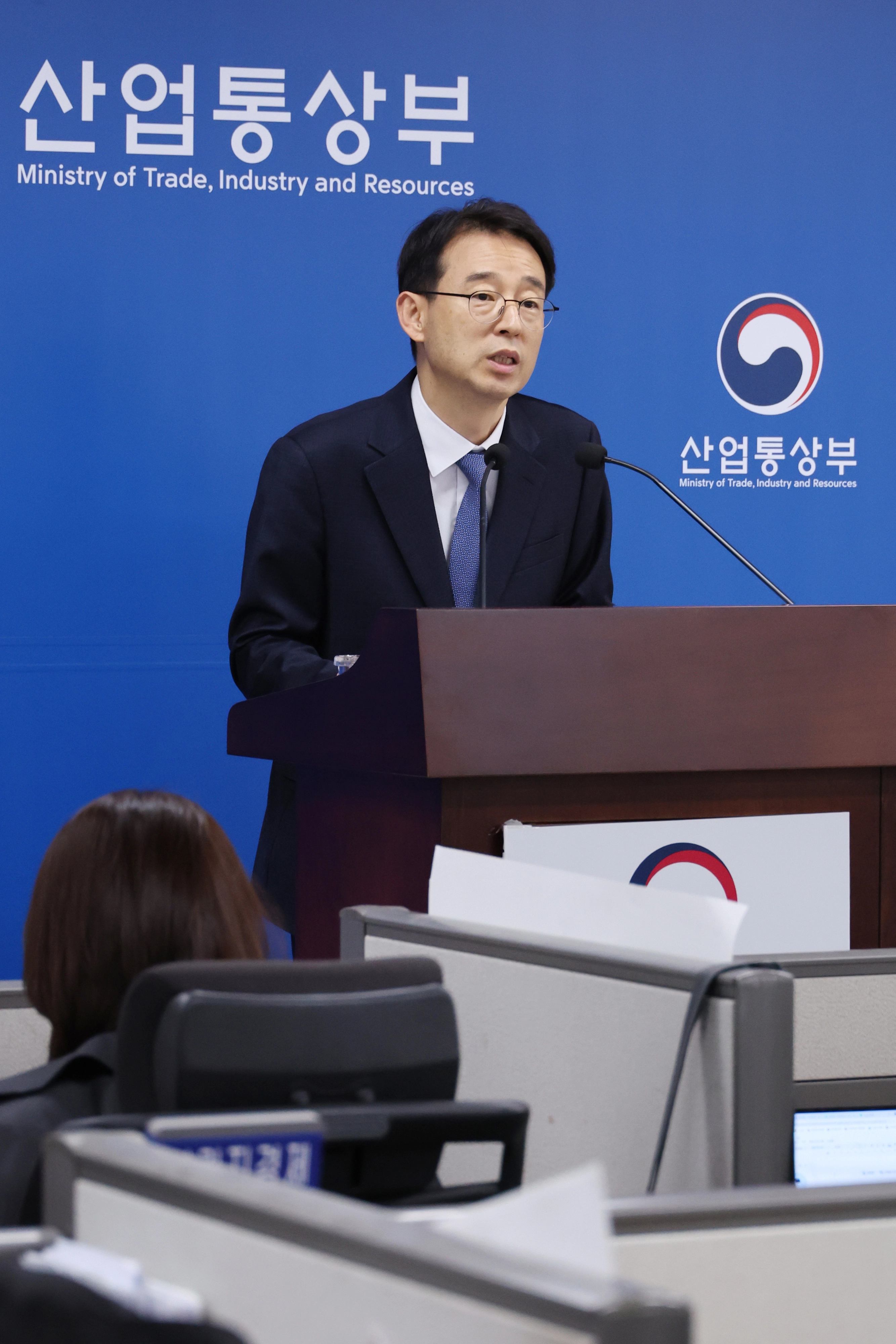 3월 수출, 반도체 호황에 사상 최대  강감찬 산업통상부 무역투자실장이 1일 세종시 정부세종청사에서 3월 수출입 동향을 발표하고 있다.  3월 수출은 ‘슈퍼 사이클’에 올라탄 반도체에 힘입어 50% 가까이 증가하며 사상 최대 실적을 달성했다. 연합뉴스