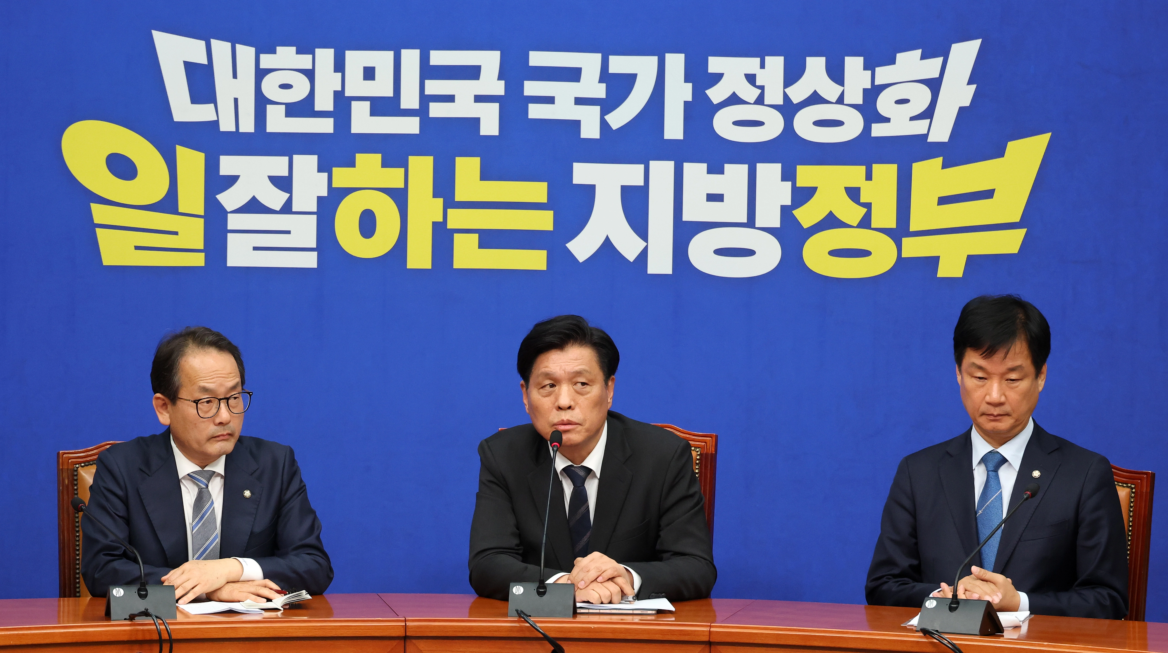 민주당, ‘돈봉투 의혹’ 김관영 전북지사 제명  더불어민주당 조승래 사무총장이 지난 1일 국회에서 열린 비공개 최고위원회의를 마친 뒤 결과를 발표하고 있다. 민주당은 이날 금품 제공 의혹이 파악된 김관영 전북도지사에 대해 최고위원 만장일치로 제명한다고 밝혔다. 2026.4.1