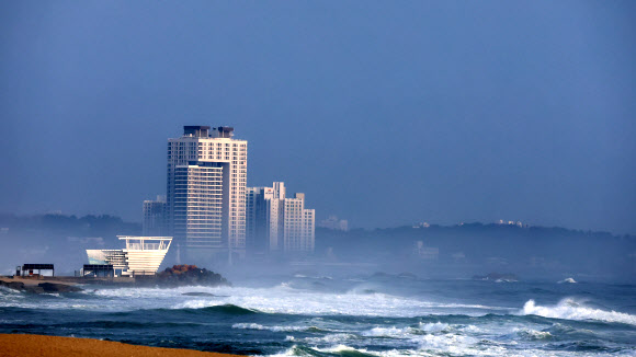 1일 강원 강릉시 사천항 일원에 해무가 끼어 있다. 2026.4.1 연합뉴스