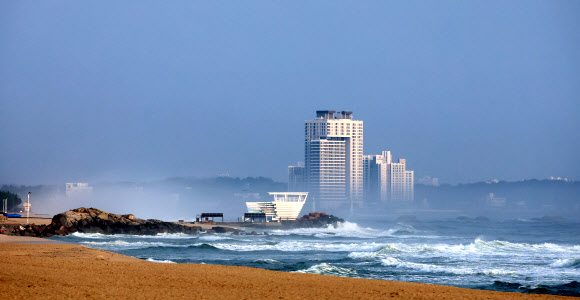 1일 강원 강릉시 사천항 일원에 해무가 끼어 있다. 2026.4.1 연합뉴스