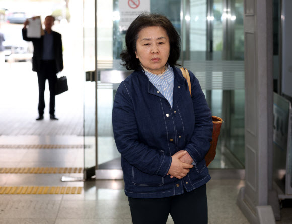 김영선 전 국민의힘 의원이 1일 서초동 서울중앙지법에서 열리는 오세훈 서울시장의 여론조사 대납 의혹 사건 1심 속행 공판에 증인신문을 위해 출석하고 있다. 2026.4.1 연합뉴스