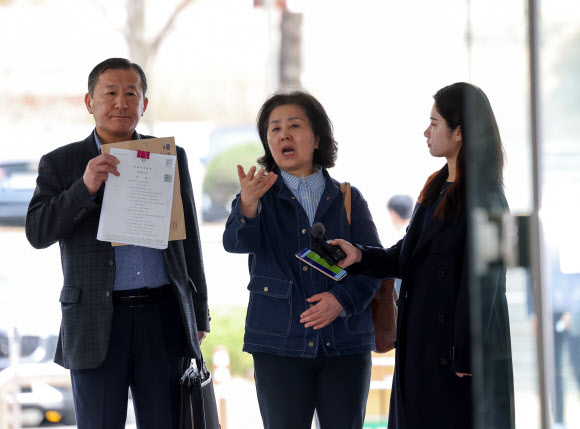 김영선 전 국민의힘 의원이 1일 서초동 서울중앙지법에서 열리는 오세훈 서울시장의 여론조사 대납 의혹 사건 1심 속행 공판에 증인신문을 위해 출석하며 취재진 질문에 답하고 있다. 2026.4.1 연합뉴스