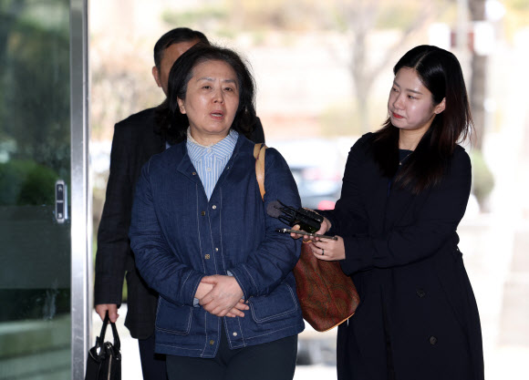 김영선 전 국민의힘 의원이 1일 서초동 서울중앙지법에서 열리는 오세훈 서울시장의 여론조사 대납 의혹 사건 1심 속행 공판에 증인신문을 위해 출석하고 있다. 2026.4.1 연합뉴스