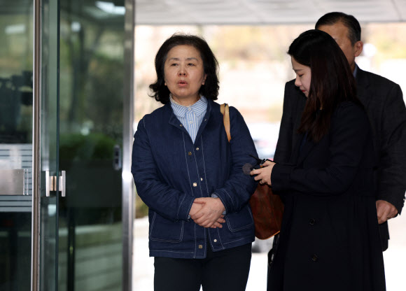 김영선 전 국민의힘 의원이 1일 서초동 서울중앙지법에서 열리는 오세훈 서울시장의 여론조사 대납 의혹 사건 1심 속행 공판에 증인신문을 위해 출석하고 있다. 2026.4.1 연합뉴스