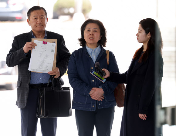 김영선 전 국민의힘 의원이 1일 서초동 서울중앙지법에서 열리는 오세훈 서울시장의 여론조사 대납 의혹 사건 1심 속행 공판에 증인신문을 위해 출석하며 취재진 질문에 답하고 있다. 2026.4.1 연합뉴스