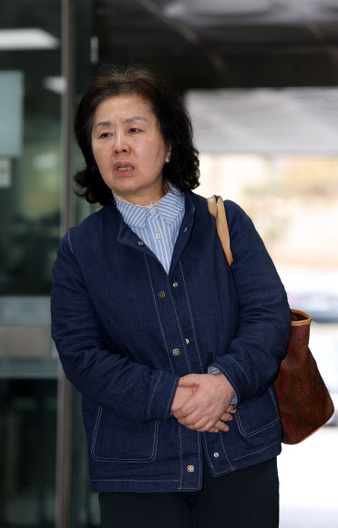 김영선 전 국민의힘 의원이 1일 서초동 서울중앙지법에서 열리는 오세훈 서울시장의 여론조사 대납 의혹 사건 1심 속행 공판에 증인신문을 위해 출석하고 있다. 2026.4.1 연합뉴스