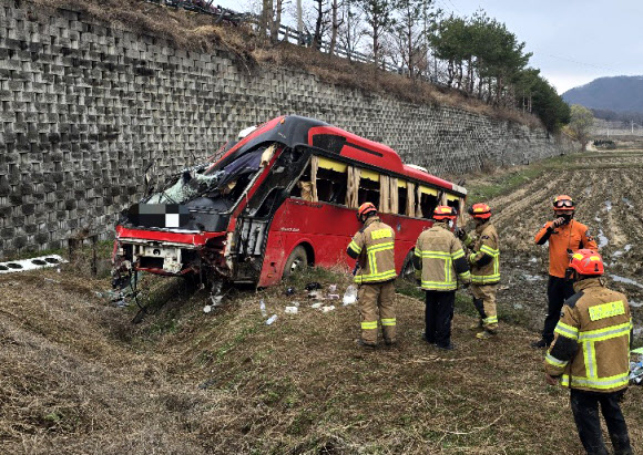 1일 오전 7시 42분께 충북 음성군 원남면의 한 도로에서 회사로 향하던 45인승 통근버스가 승용차와 부딪친 뒤 도로 아래 논으로 굴러떨어졌다. 이 사고로 버스 탑승자 25명이 중경상을 입었다. 2026.4.1. 충북소방본부 제공