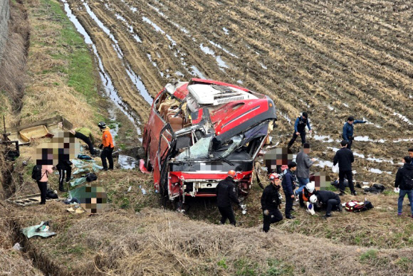 1일 오전 7시 42분께 충북 음성군 원남면의 한 도로에서 회사로 향하던 45인승 통근버스가 승용차와 부딪친 뒤 도로 아래 논으로 굴러떨어졌다. 이 사고로 버스 탑승자 25명이 중경상을 입었다. 26.4.1. 충북소방본부 제공