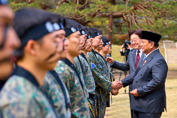 이재명 대통령과 국빈 방한한 프라보워 수비안토 인도네시아 대통령이 1일 청와대 녹지원에서 시연을 마친 육군 태권도 시범대를 격려하고 있다. 2026.4.1. 청와대 제공