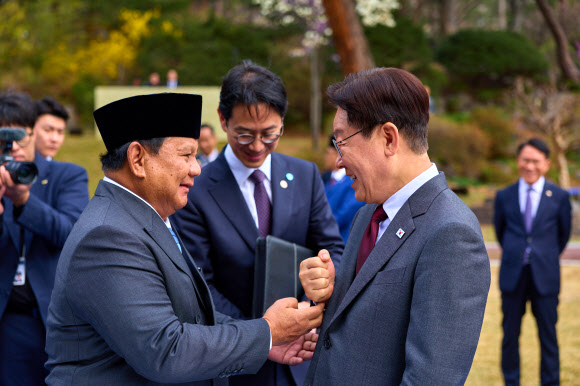 이재명 대통령과 국빈 방한한 프라보워 수비안토 인도네시아 대통령이 1일 청와대 녹지원에서 육군 태권도 시범대 공연 관람 후 선물 교환 친교일정을 하고 있다. 2026.4.1. 청와대 제공
