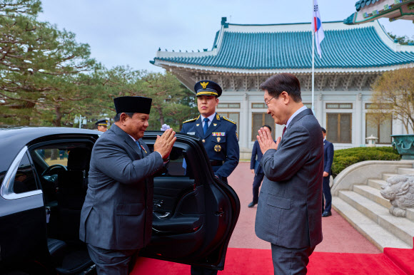 이재명 대통령이 1일 청와대에서 국빈 방한한 프라보워 수비안토 인도네시아 대통령을 영접하고 있다. 2026.4.1. 청와대 제공