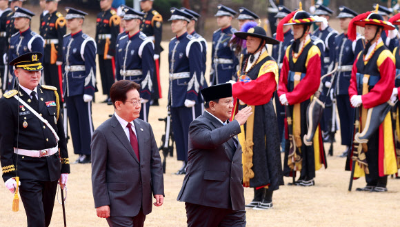 이재명 대통령과 프라보워 수비안토 인도네시아 대통령이 1일 청와대에서 열린 국빈 방한 공식 환영식에서 의장대를 사열하고 있다. 2026.4.1 연합뉴스