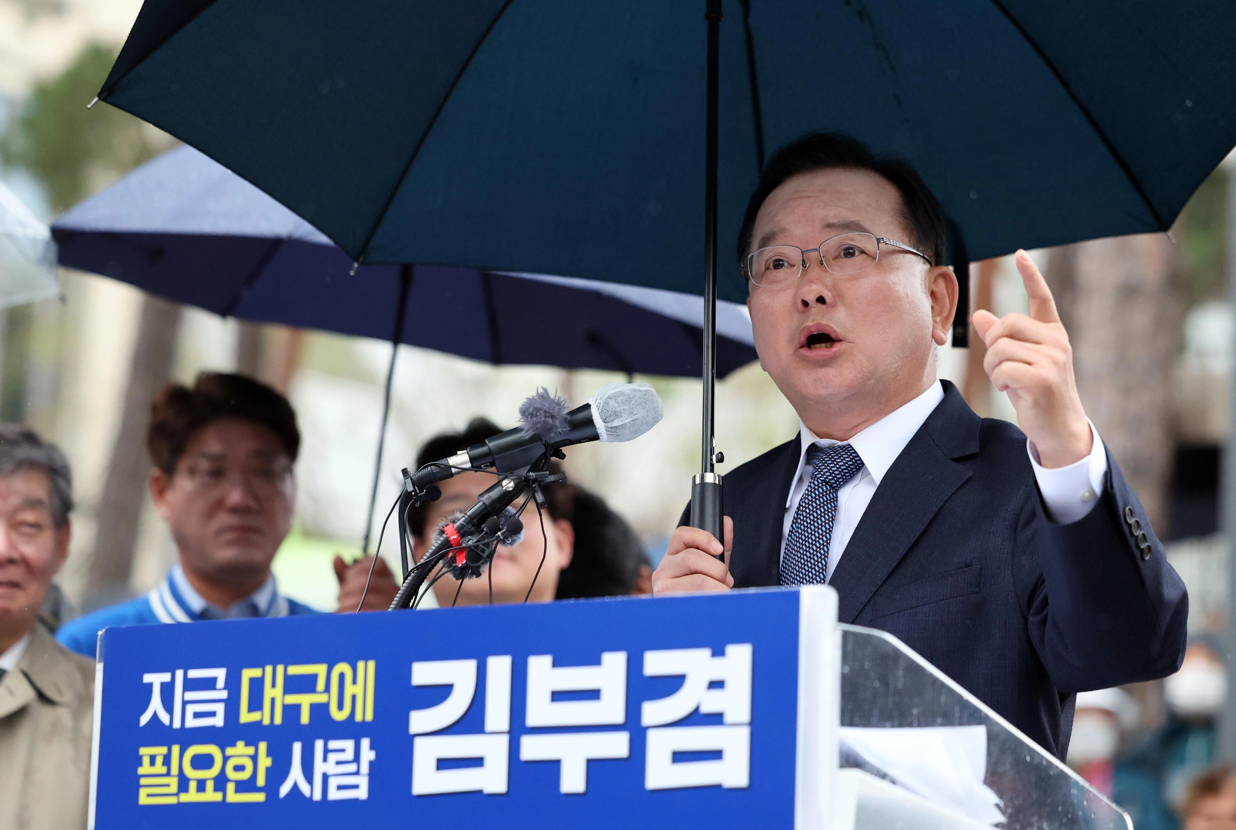 대구시장 출마 선언하는 김부겸 전 총리  김부겸 전 국무총리가 30일 대구 중구 2·28기념중앙공원에서 6·3 지방선거 대구시장 출마 선언을 하고 있다. 2026.03.30. 뉴시스