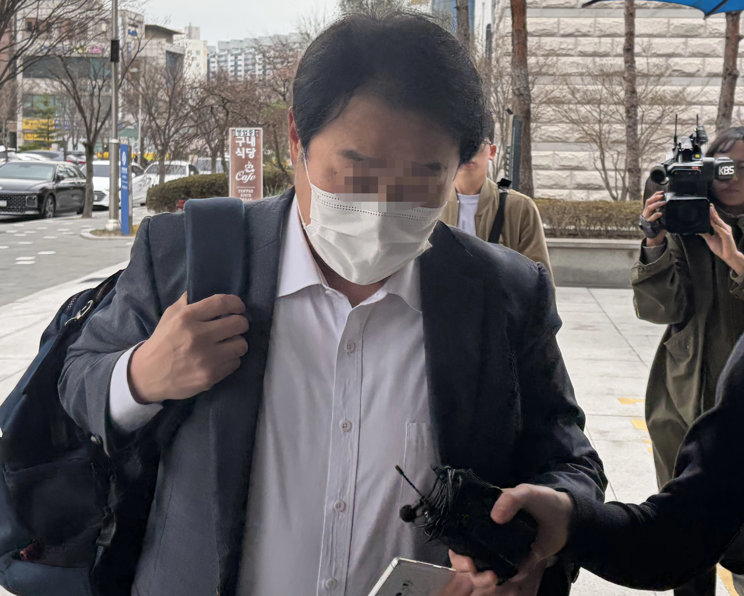 식당 화장실에 몰카 설치한 충북교육청 장학관 영장심사  부서 회식이 열리던 식당 공용 화장실에 불법 카메라를 설치한 충북교육청 장학관이 1일 오후 청주지법에서 진행된 영장실질심사에 출석하고 있다. 2026.4.1 연합뉴스